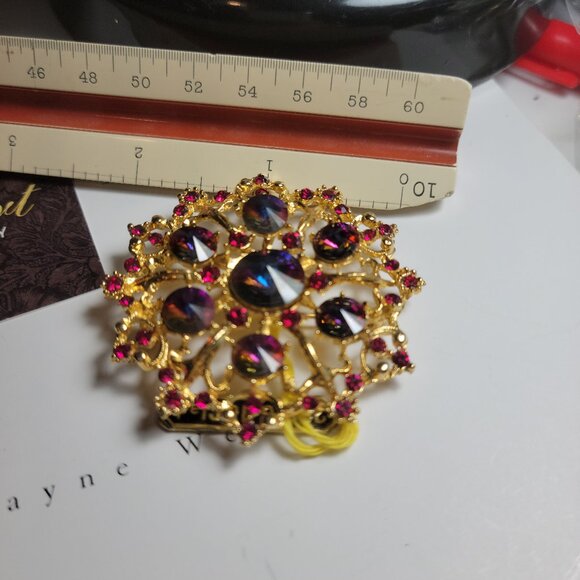 EXQUISITE BROOCH Purple Aurora Borealis Austrian Crystals Vintage 22k gold clad - Picture 4 of 4